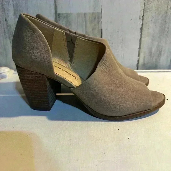 NEW Lucky Brand Jexa Open Toe Stack Chunky Heel Sandals Booties Size 7.5 Tan - Picture 1 of 5